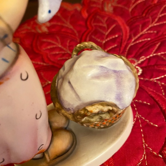 HUMMEL WASH DAY VINTAGE 5 3/4 INCH TALL 2 1/4 INCH WIDE - Picture 5 of 16